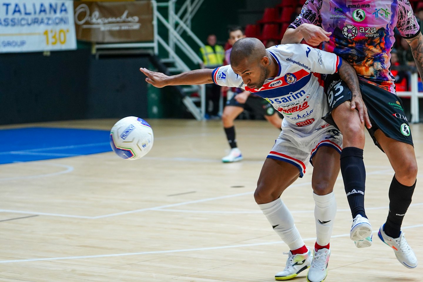 Giocatore di futsal cerca di raggiungere la palla durante una partita.